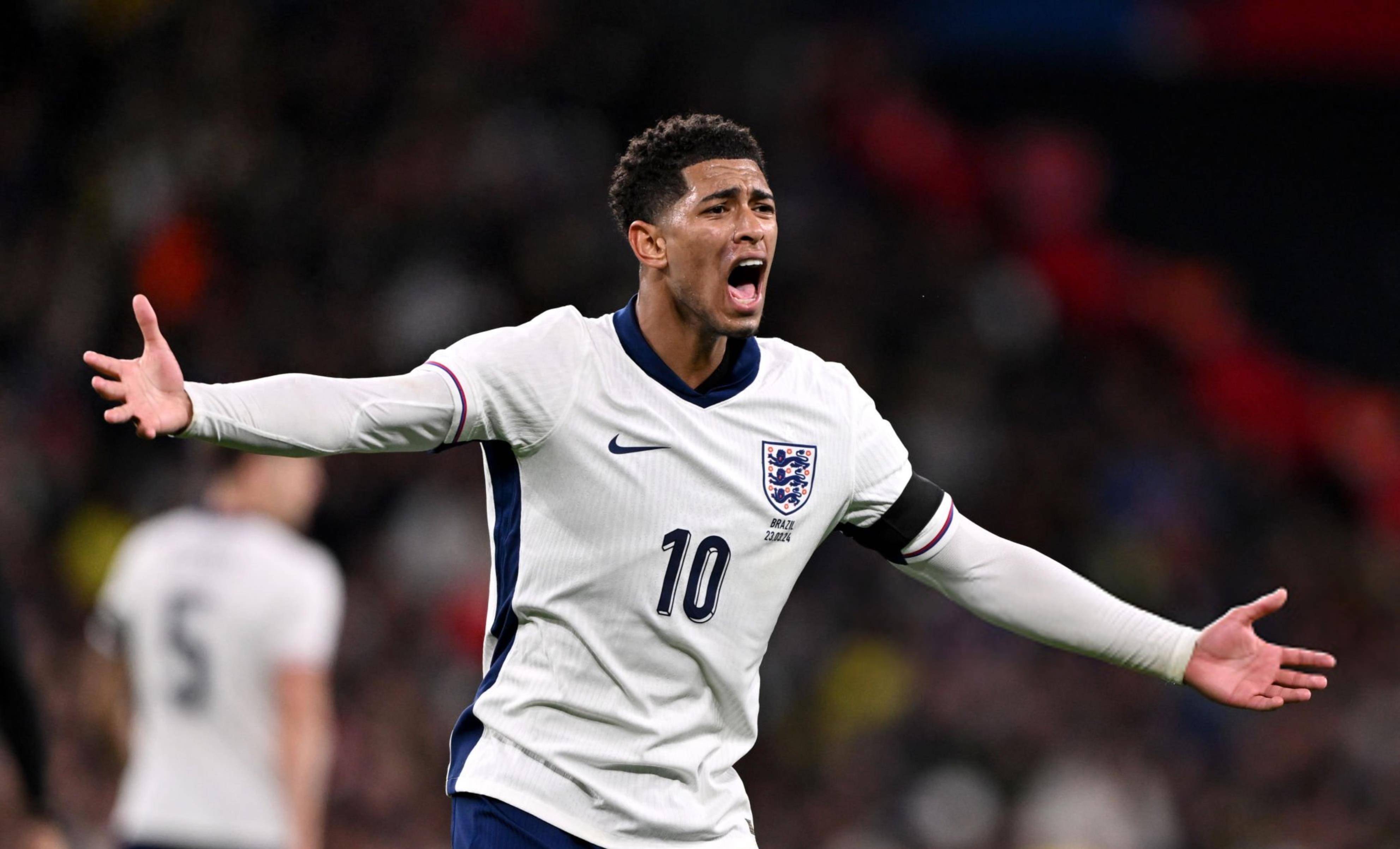 东契奇在球场上的出色表现令人瞩目，他的出手频率更是高达12.1次，领跑全联盟。（东契奇火力全开，场均12.1次出手高居联盟榜首）